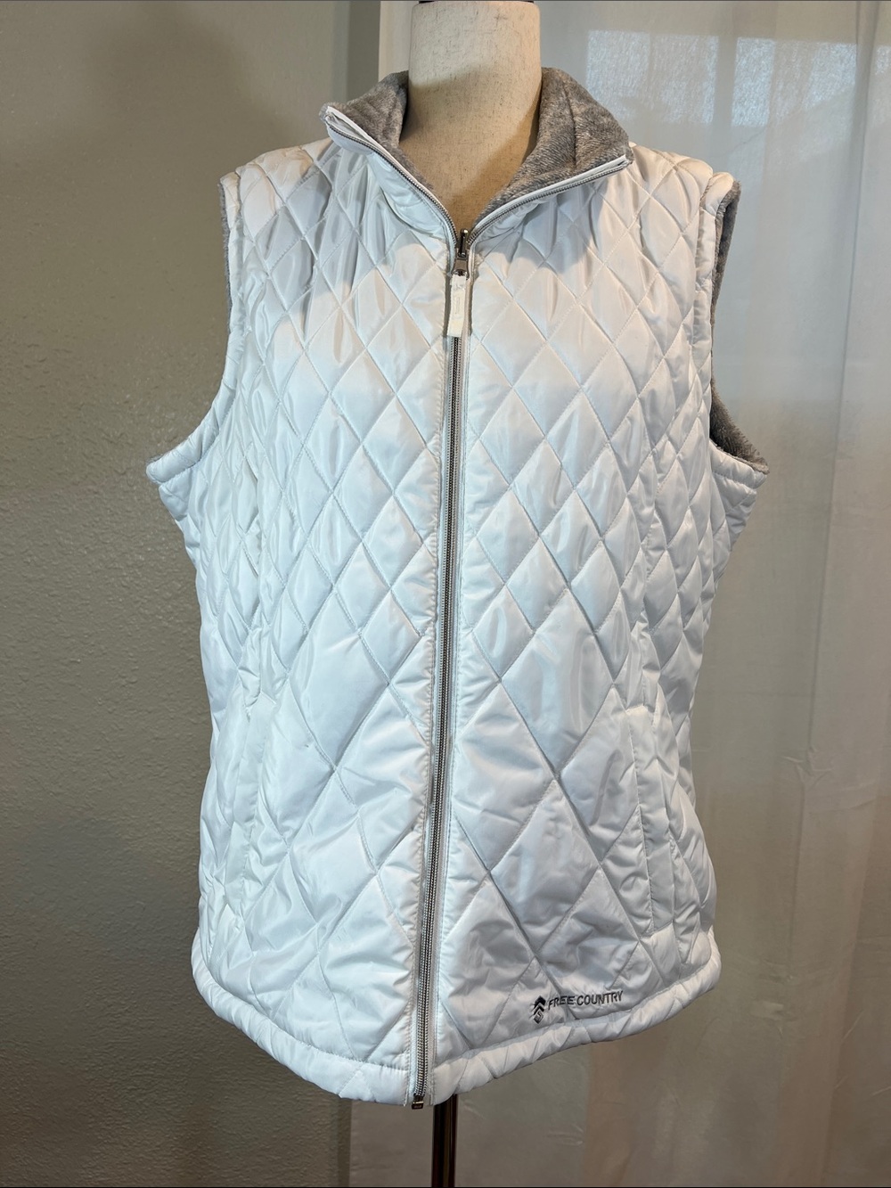 Free Country Reversible Quilted Vest in White Puffer and Gray Faux Fur. Size XL